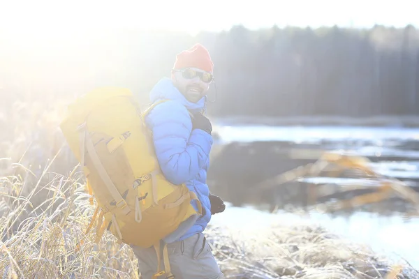 Vue Touristique Arrière Homme Avec Sac Dos Passe Travers Forêt — Photo