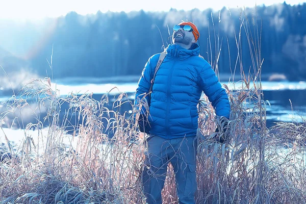 Äventyr Vinter Trekking Man Mot Bakgrund Ett Vackert Vinterlandskap Vandra — Stockfoto