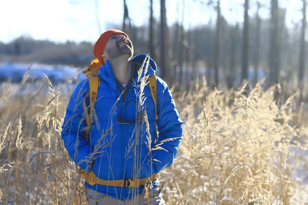 バックパック付きの冬の風景男 自然風景カナダの雪の天気の良い日に装備を持つハイキング中の男 — ストック写真