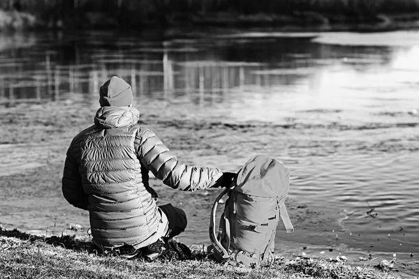 Voyageur Avec Sac Dos Près Rivière Touriste Randonnée Nordique Voyage — Photo