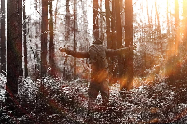 Зимовий Ландшафтний Рюкзак Людина Мандрівник Сучасному Зимовому Одязі Лісі Подорожі — стокове фото