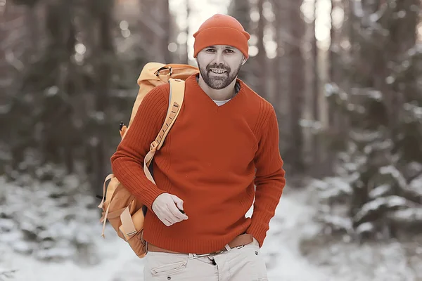 Zima Krajobraz Las Plecak Człowiek Podróżnik Nowoczesnej Odzieży Zimowej Lesie — Zdjęcie stockowe