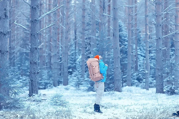 Winterlandschaft Wald Rucksack Mann Reisender Moderner Winterkleidung Wald Reisen Den — Stockfoto