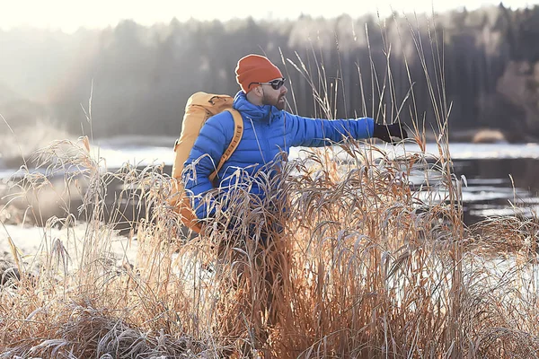 Vinter Landskap Skog Ryggsäck Man Resenär Moderna Vinterkläder Skogen Reser — Stockfoto