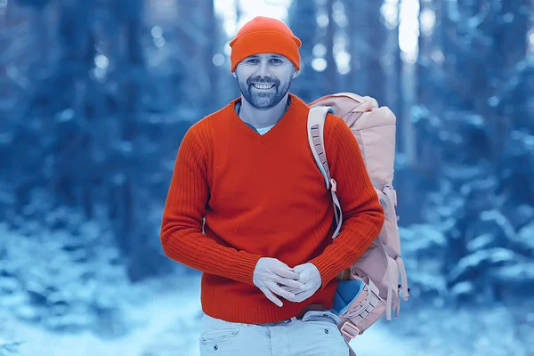 Turista Nella Foresta Invernale Ragazzo Viaggia Sullo Sfondo Paesaggio Invernale — Foto Stock