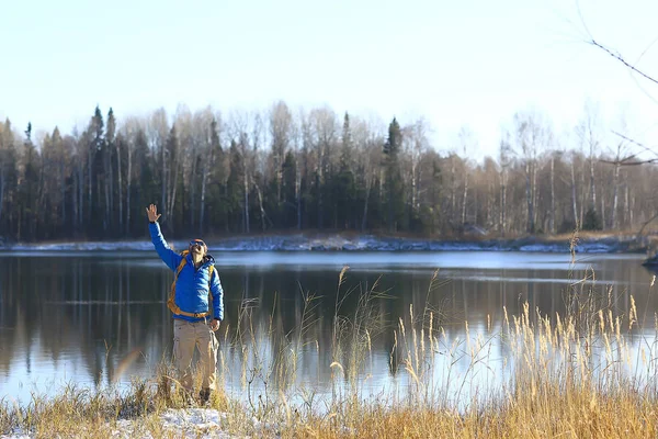 Aventura Invierno Trekking Hombre Contra Telón Fondo Hermoso Paisaje Invierno —  Fotos de Stock