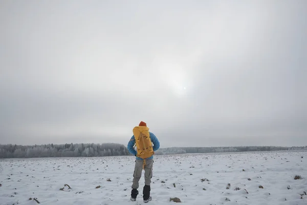 Winterlandschaft Mann Mit Rucksack Naturlandschaft Ein Mann Auf Einer Wanderung — Stockfoto