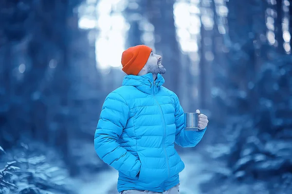 Toerist Het Winter Bos Man Reist Tegen Achtergrond Van Een — Stockfoto