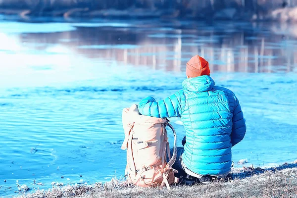 男子在运动羽绒服景观冬季徒步旅行 羽绒服上旅游 户外活动在北方 季节性景观 — 图库照片