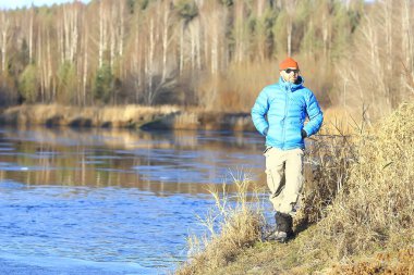 macera kış trekking / güzel bir kış manzara fonuna karşı adam, kış Avrupa'da zam. Doğa özgürlüğü kavramı