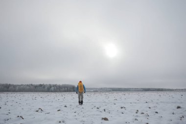 macera kış trekking / güzel bir kış manzara fonuna karşı adam, kış Avrupa'da zam. Doğa özgürlüğü kavramı