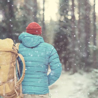 Norveç'te kışın sırt çantası yürüyüş ile turist arka görünümü / Norveç kış manzara sırt çantası taşıyan bir adam.