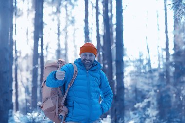 macera kış trekking / güzel bir kış manzara fonuna karşı adam, kış Avrupa'da zam. Doğa özgürlüğü kavramı