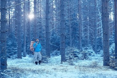 macera kış trekking / güzel bir kış manzara fonuna karşı adam, kış Avrupa'da zam. Doğa özgürlüğü kavramı