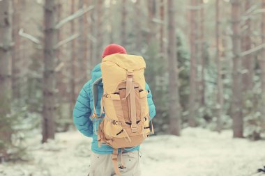 Norveç'te kışın sırt çantası yürüyüş ile turist arka görünümü / Norveç kış manzara sırt çantası taşıyan bir adam.