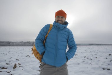 Sırt çantası / doğa manzaralı kış manzarası adamı Kanada 'da karlı bir havada ekipmanla yürüyüşe çıkan bir adam.