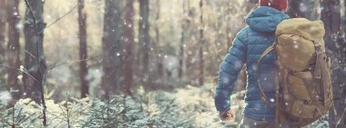 Sırt çantası / doğa manzaralı kış manzarası adamı Kanada 'da karlı bir havada ekipmanla yürüyüşe çıkan bir adam.
