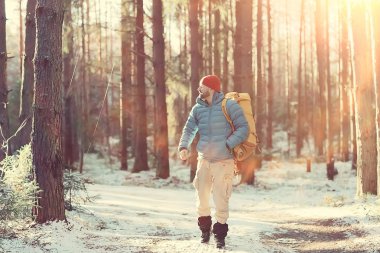 Sırt çantası / doğa manzaralı kış manzarası adamı Kanada 'da karlı bir havada ekipmanla yürüyüşe çıkan bir adam.
