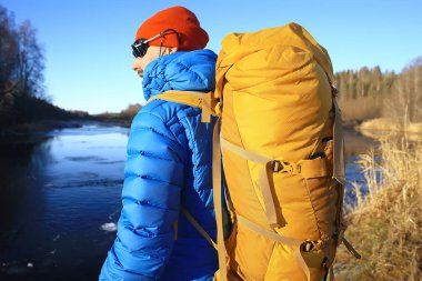 Norveç'te kışın sırt çantası yürüyüş ile turist arka görünümü / Norveç kış manzara sırt çantası taşıyan bir adam.