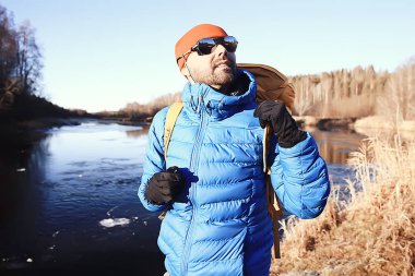 Sırt çantası / doğa manzaralı kış manzarası adamı Kanada 'da karlı bir havada ekipmanla yürüyüşe çıkan bir adam.