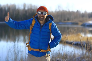 Sırt çantası / doğa manzaralı kış manzarası adamı Kanada 'da karlı bir havada ekipmanla yürüyüşe çıkan bir adam.