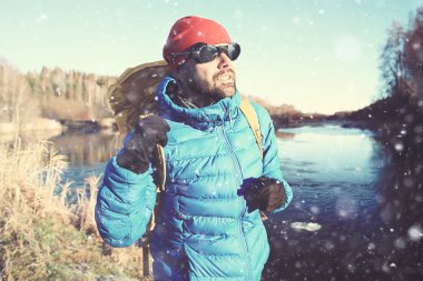 Sırt çantası / doğa manzaralı kış manzarası adamı Kanada 'da karlı bir havada ekipmanla yürüyüşe çıkan bir adam.