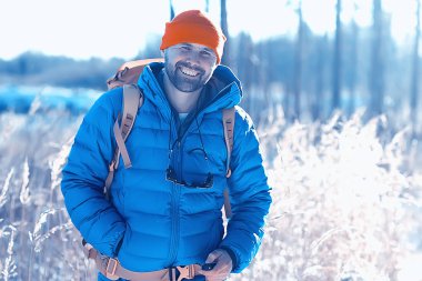 spor adam aşağı ceket manzara kış trekking / aşağı ceket bir turist, kuzeyde açık hava etkinlikleri, mevsimlik manzara