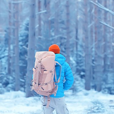 Sırt çantası / doğa manzaralı kış manzarası adamı Kanada 'da karlı bir havada ekipmanla yürüyüşe çıkan bir adam.