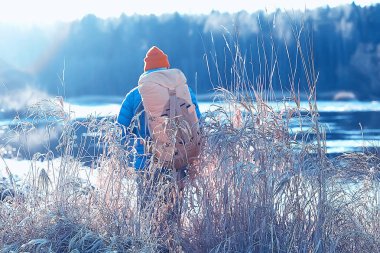 Sırt çantası / doğa manzaralı kış manzarası adamı Kanada 'da karlı bir havada ekipmanla yürüyüşe çıkan bir adam.
