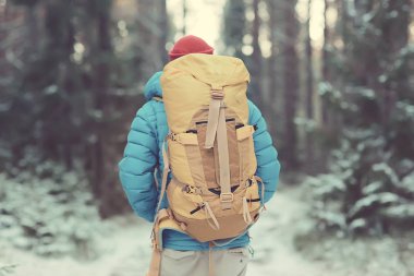 Norveç'te kışın sırt çantası yürüyüş ile turist arka görünümü / Norveç kış manzara sırt çantası taşıyan bir adam.