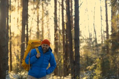 Kış manzarası sırt çantalı gezgin adam / gezgin ormandaki kışlık giysiler, Avrupa dağlarında seyahat, İsviçre kışı