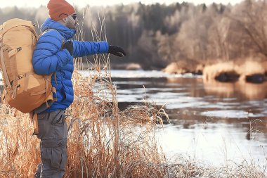 Sırt çantası / doğa manzaralı kış manzarası adamı Kanada 'da karlı bir havada ekipmanla yürüyüşe çıkan bir adam.