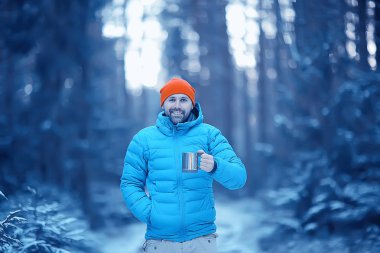 macera kış trekking / güzel bir kış manzara fonuna karşı adam, kış Avrupa'da zam. Doğa özgürlüğü kavramı