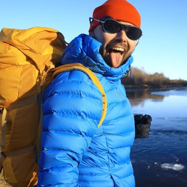 Sırt çantası / doğa manzaralı kış manzarası adamı Kanada 'da karlı bir havada ekipmanla yürüyüşe çıkan bir adam.