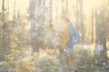 Sırt çantası / doğa manzaralı kış manzarası adamı Kanada 'da karlı bir havada ekipmanla yürüyüşe çıkan bir adam.