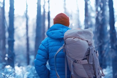 spor adam aşağı ceket manzara kış trekking / aşağı ceket bir turist, kuzeyde açık hava etkinlikleri, mevsimlik manzara
