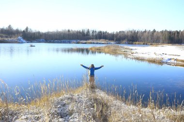 macera kış trekking / güzel bir kış manzara fonuna karşı adam, kış Avrupa'da zam. Doğa özgürlüğü kavramı