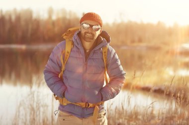 nehir / turist adam tarafından bir sırt çantası ile gezgin kuzey yürüyüşü, kış gezisi