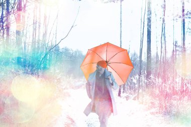 Şemsiyeli bir adam / şemsiyeli bir adam ile kış yürüyüşü, kış manzarasının arka planında yürümek, kış manzarası