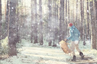 Sırt çantası / doğa manzaralı kış manzarası adamı Kanada 'da karlı bir havada ekipmanla yürüyüşe çıkan bir adam.