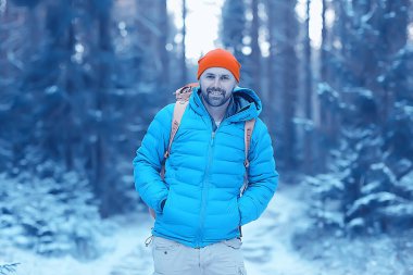 Kış manzarası sırt çantalı gezgin adam / gezgin ormandaki kışlık giysiler, Avrupa dağlarında seyahat, İsviçre kışı