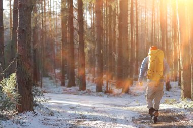 Sırt çantası / doğa manzaralı kış manzarası adamı Kanada 'da karlı bir havada ekipmanla yürüyüşe çıkan bir adam.