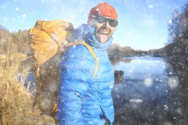 Norveç'te kışın sırt çantası yürüyüş ile turist arka görünümü / Norveç kış manzara sırt çantası taşıyan bir adam.