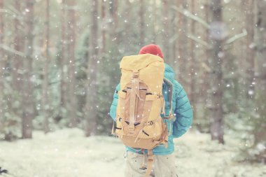 Norveç'te kışın sırt çantası yürüyüş ile turist arka görünümü / Norveç kış manzara sırt çantası taşıyan bir adam.