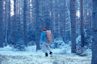 Kış manzarası sırt çantalı gezgin adam / gezgin ormandaki kışlık giysiler, Avrupa dağlarında seyahat, İsviçre kışı