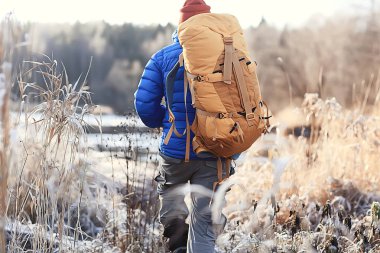 Sırt çantası / doğa manzaralı kış manzarası adamı Kanada 'da karlı bir havada ekipmanla yürüyüşe çıkan bir adam.
