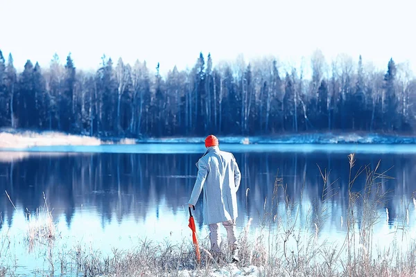 Aventura Inverno Trekking Homem Contra Pano Fundo Uma Bela Paisagem — Fotografia de Stock
