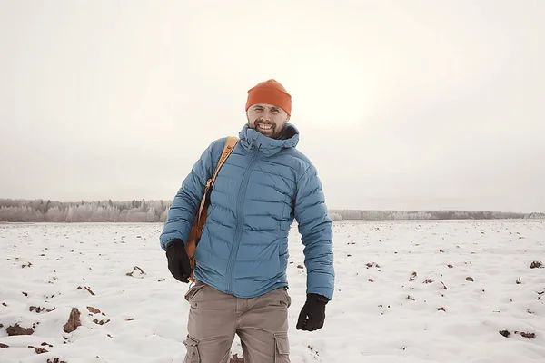 Człowiek Sporcie Dół Kurtka Krajobraz Zima Trekking Dół Kurtka Turystę — Zdjęcie stockowe