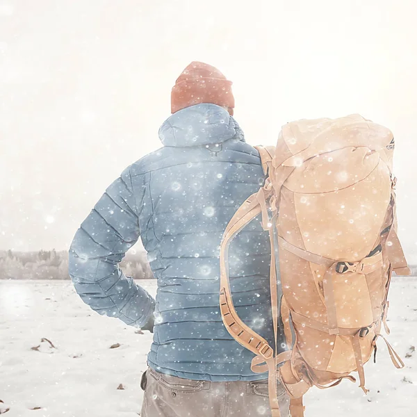 Back View Tourist Med Ryggsäck Vandring Vintern Norge Man Bär — Stockfoto