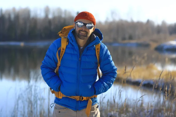 Paesaggio Invernale Uomo Con Uno Zaino Paesaggio Naturale Uomo Escursione — Foto Stock